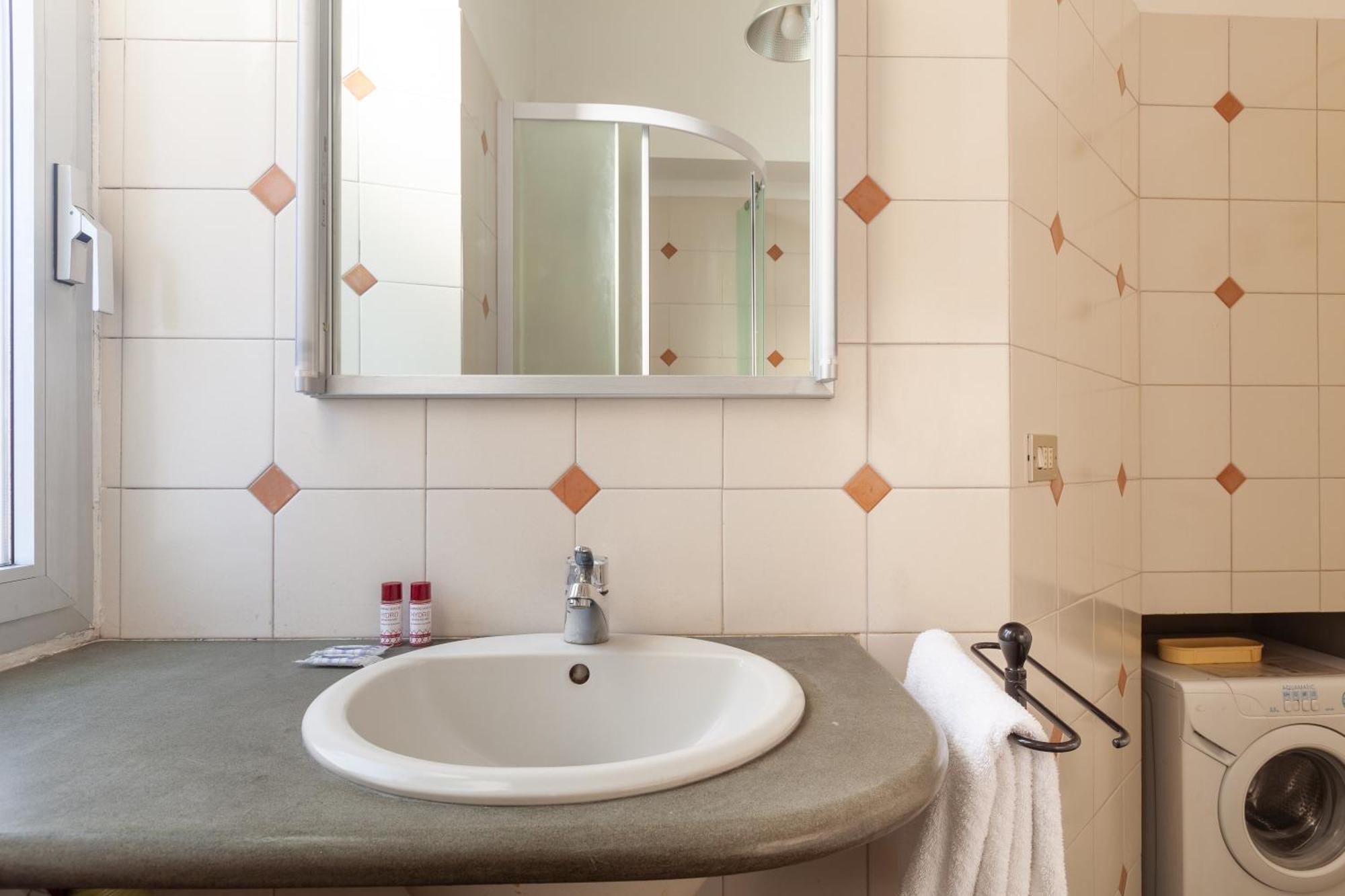 Apartment Comodo Nel Centro Storico Di - San Vincenzo Milan